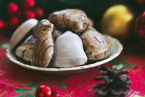 biscuits de pain d'épice sur la table avec décoration de Noël festive photo