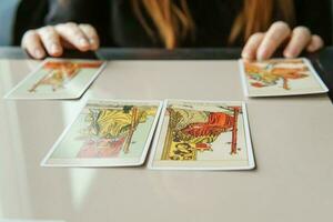 plus, Russie - février 11, 2023. tarot cartes, tarot carte divination, ésotérique Contexte. une femme fait du une disposition sur le cartes à le tableau. divination, prédictions sur tarot cartes. photo