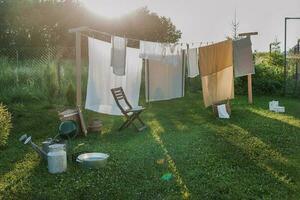 une endroit pour séchage lin, feuilles et vêtements sur le rue dans le Cour de une village maison. le concept de été, voyages à le pays et physique la main d'oeuvre de femmes. la vie dans le pays. photo