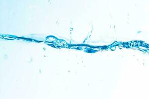 Contexte image de en mouvement l'eau dans vagues isolé sur blanc arrière-plan, clair eau, l'eau bulles, macro photo