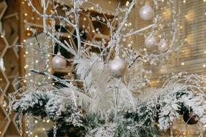 une bougie dans une chandelier décoré dans une Noël thème. une décor concept pour Accueil décoration pour le Nouveau année vacances, table décoration pour Noël. photo