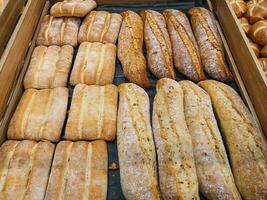 différent les types de baguettes et petits pains dans une boulangerie photo