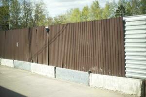 acier clôture. abandonné construction placer. marron clôture. photo