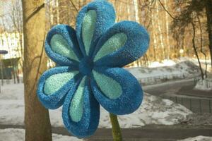 gros bleu fleur dans parc. décoration dans ville. enfants zone dans détail. photo