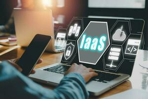 iaas - Infrastructure comme une service, affaires femme main en utilisant portable ordinateur avec Infrastructure comme une un service icône sur vr filtrer, la mise en réseau et application plateforme. l'Internet et La technologie concept. photo