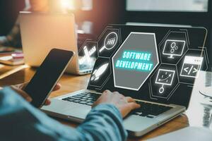 Logiciel développement concept, la personne travail sur portable ordinateur avec Logiciel développement icône sur virtuel filtrer. photo