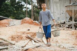 les enfants sont forcés de travailler dans la construction., enfants violents et concept de traite, lutte contre le travail des enfants, journée des droits le 10 décembre. photo