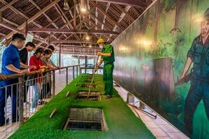 le cu chi tunnels. le Personnel montrant utilisation le piège dans cu chi tunnels. c'est utilisé dans vietnam guerre. célèbre touristique attraction dans vietnam. Stock photo