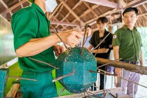 le cu chi tunnels. le Personnel montrant utilisation le piège dans cu chi tunnels. c'est utilisé dans vietnam guerre. célèbre touristique attraction dans vietnam. Stock photo