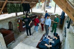 le cu chi tunnels. une guider démontrant Comment une vietcong cacher dans le tunnel. c'est utilisé dans vietnam guerre. célèbre touristique attraction dans vietnam. Stock photo