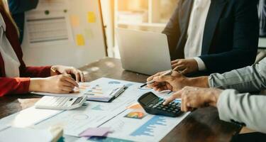 homme d'affaires et équipe analysant la tâche de financement des états financiers. avec téléphone intelligent et ordinateur portable et tablette. notion de gestion de patrimoine photo