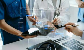 chef de projet travaillant et mettant à jour les tâches avec le diagramme de planification du diagramme de gantt à l'hôpital. succès médecin intelligent travaillant avec un médecin intelligent photo