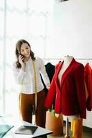 caucasien Jeune femme sur bureau dans Accueil Bureau de mode designer et détient tablette, portable et téléphone intelligent. photo