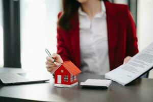 envisager d'acheter une maison, investir dans l'immobilier. courtier signe un compromis de vente. agent, contrat de bail, affaire réussie au bureau photo