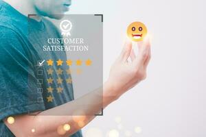 la satisfaction enquête et client un service concept, homme d'affaire en utilisant une téléphone intelligent à répondre le questionnaire et donner une la satisfaction notation, offre une 5 étoiles la satisfaction évaluation photo