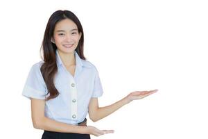 portrait de adulte thaïlandais étudiant. magnifique asiatique Jeune femme étudiant dans uniforme est souriant et à la recherche à caméra à présent quelque chose en toute confiance sur blanc Contexte dans le Université photo