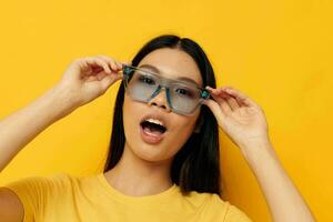 mignonne asiatique fille dans élégant des lunettes monochrome photo