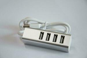 USB centre avec 4 ports, argent, mis sur une blanc Contexte photo