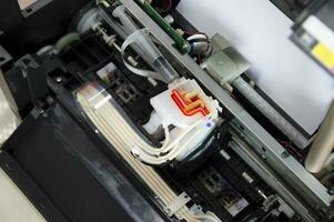 Haut vue à l'intérieur le imprimante réparer une problème couleur. photo