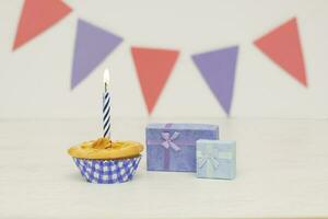 deux anniversaire cadeau boîte avec petit gâteau sur bois Contexte photo