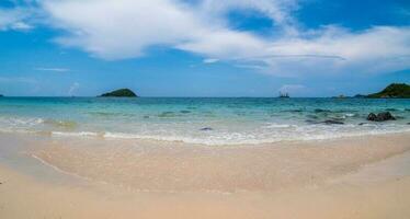 paysage été face fisheye vue mer tropicale plage bleu blanc sable ciel fond calme nature océan belle vague eau voyage nang ram plage est thailande chonburi horizon exotique. photo