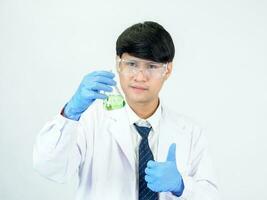 asiatique homme étudiant scientifique ou médecin un personne, portant une blanc robe, debout, à la recherche et souriant, blanc Contexte avec une stéthoscope ausculter le cœur autour le sien cou. photo