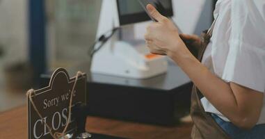 portrait d'une femme, propriétaire d'une entreprise de café qui sourit magnifiquement et ouvre un café qui est sa propre entreprise, concept de PME. photo