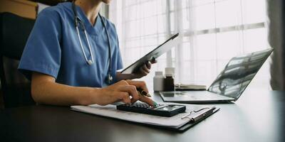 Jeune médecin avec journal intime séance à bureau dans médical clinique photo