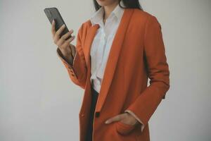 portrait d'une jeune femme asiatique pigiste à la main travaille son travail sur une tablette informatique dans un bureau moderne. faire un rapport d'analyse comptable sur les données d'investissement immobilier, le concept de systèmes financiers et fiscaux. photo