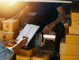 femme d'affaires démarrer petite entreprise entrepreneur PME succès .femme indépendante travaillant à la maison avec livraison de colis en ligne. pme et concept de livraison d'emballages photo