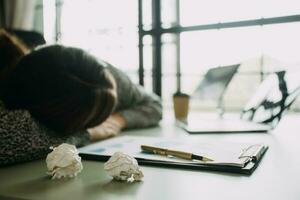 les femmes asiatiques sont stressées en travaillant sur un ordinateur portable, une femme d'affaires asiatique fatiguée avec des maux de tête au bureau, se sentant malade au travail, copiez l'espace photo