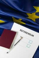 UE référendum scrutin papier, noir stylo, et passeport sur le tableau. photo