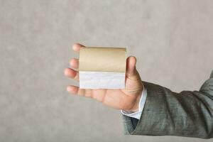 une homme et une fini toilette papier rouleau photo