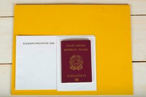 électoral paquet pour italien résidents à l'étranger, italien passeport et Vide enveloppe. photo