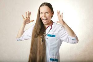 Jeune médecin entre 30 et 40 ans vieux habillé dans une professionnel uniforme. photo