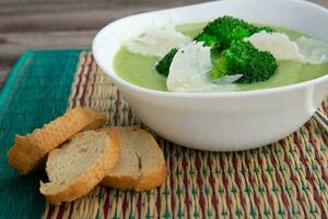 brocoli crème soupe avec fromage photo