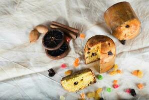 traditionnel italien Noël sucré gâteau sur une campagne tableau. photo