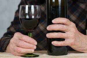 vieux femme et une verre de du vin photo