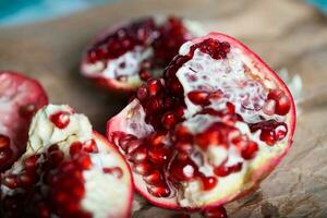 Grenade fruit sur une cyan en bois surface. photo