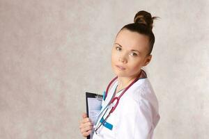 Jeune femelle médecin habillé dans une blanc médical uniforme photo