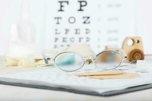 lunettes pour les enfants sur une œil graphique proche à œil tampons. photo