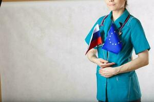 médical sœur garde deux drapeaux -UE et Russie. médecins avec les frontières. photo