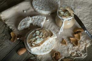 fait maison amande beurre sur une tranche de riz pain croustillant. photo