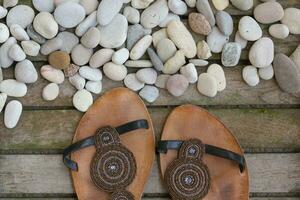 aux femmes été des chaussures sur une en bois surface. Contexte. photo