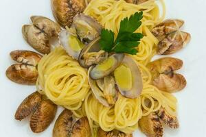 spaghetti avec des rasoirs et olive pétrole photo