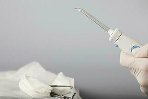 oral irrigateur sur une gris Contexte. photo