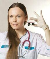 Jeune médecin entre 30 et 40 ans vieux habillé dans une professionnel uniforme. photo