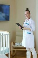 une Jeune souriant médecin habillé dans une blanc professionnel uniforme photo