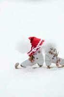 en bois fabriqué patins et Père Noël claus chapeau. fermer photo