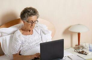 vieux femme est communicant par sa ordinateur esprit hparents photo